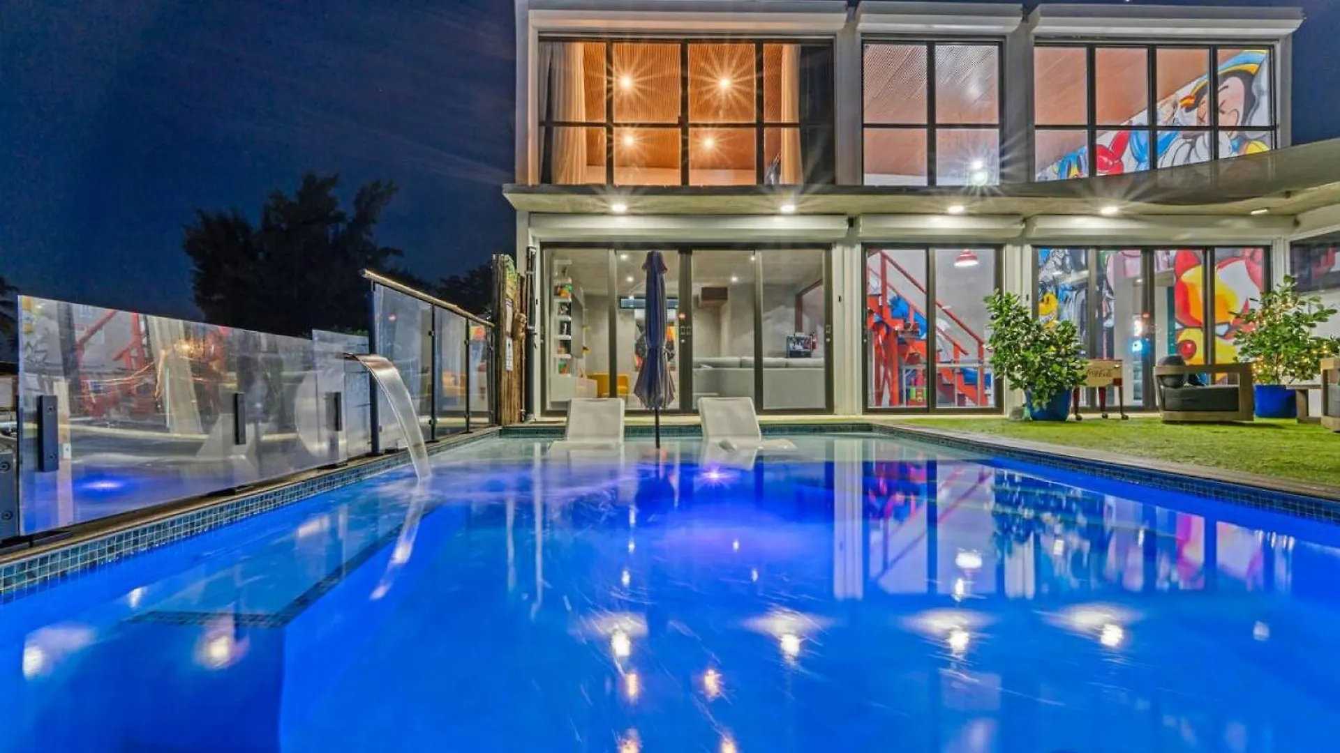 Featuring A Breathtaking Infinity Pool And A Beach Tennis Court Loiza 度假居